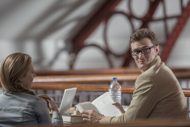 Zwei Studenten sitzen in einer Bibliothek - ZEF004265