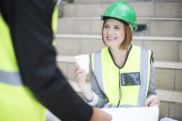 Manager und Polier besprechen das Bauprojekt auf der Baustelle - ZEF003831