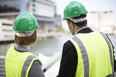 Manager und Polier besprechen das Bauprojekt auf der Baustelle - ZEF003832