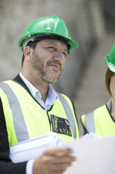 Manager und Polier besprechen das Bauprojekt auf der Baustelle - ZEF003834