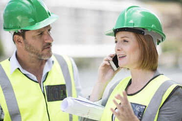 Manager und Polier besprechen das Bauprojekt auf der Baustelle - ZEF003837