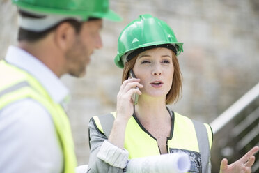 Manager und Polier besprechen das Bauprojekt auf der Baustelle - ZEF003838