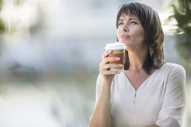 Geschäftsfrau, die eine Pause macht und Kaffee trinkt - ZEF003864