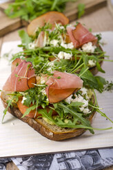 Gebackene Brotscheibe mit Rucola, Schafskäse und Schinken - ODF001081