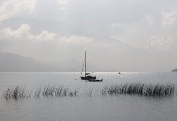 Österreich, Nussdorf, stürmische Atmosphäre am Atterssee - WWF003411