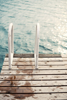 Wet bathing jetty with ladder at a lake - VRF000146