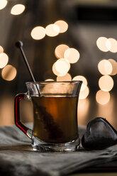 Glas schwarzer Tee, Kandiszucker und herzförmiges Teesieb - SARF001288