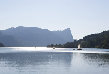 Austria, Upper Austria, Lake Mondsee with sailing boats, View to Drachenwand - WWF003449