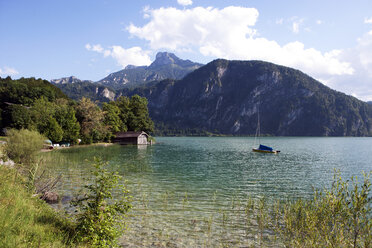 Austria, Upper Austria, Lake Mondsee, View to Schafberg - WWF003445