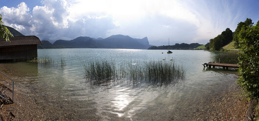 Österreich, Oberösterreich, Mondsee, Blick zur Drachenwand, Gewitterstimmung, Panorama - WWF003446