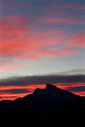 Österreich, Oberösterreich, Salzkammergut, Mondsee, Blick zum Schafberg, roter Himmel - WWF003450