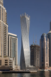 VAE, Dubai, Blick auf den Cayan Tower in der Dubai Marina - PCF000020