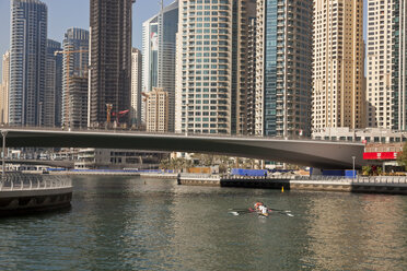 VAE, Dubai, Ruderboot vor den Wolkenkratzern in der Dubai Marina - PCF000019