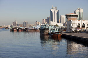 VAE, Dubai, Dhow-Hafen und Wolkenkratzer am Dubai Creek - PCF000024