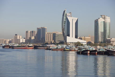 VAE, Dubai, Dhow-Hafen und Wolkenkratzer am Dubai Creek, lizenzfreies Stockfoto