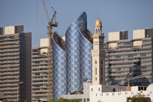 VAE, Dubai, Baustelle eines Wolkenkratzers neben einem Minarett - PCF000028