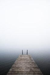 Austria, Mondsee, bathing jetty in morning mist - WWF003464