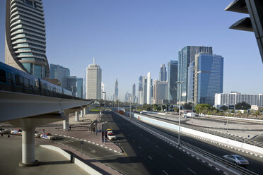 VAE, Dubai, Blick auf Sheikh Zayed Road und fahrende Metro - PCF000040