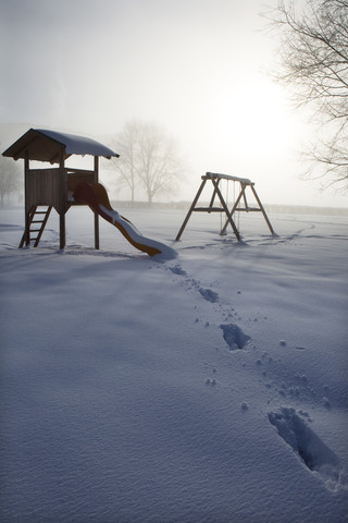 Österreich, Mondsee, schneebedeckter Spielplatz, lizenzfreies Stockfoto