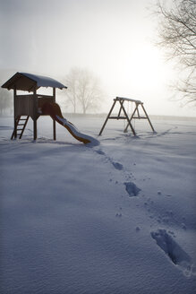 Österreich, Mondsee, schneebedeckter Spielplatz - WWF003554