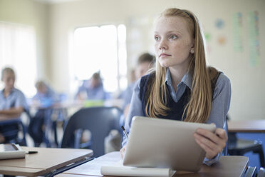 Schülerin im Klassenzimmer mit digitalem Tablet - ZEF004962