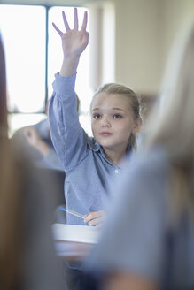 Schulmädchen im Klassenzimmer hebt ihre Hand - ZEF004967