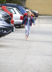 Kleines Mädchen auf dem Schulweg beim Überqueren des Parkplatzes - WWF003615