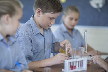 Pupils experimenting in chemistry class - ZEF004972