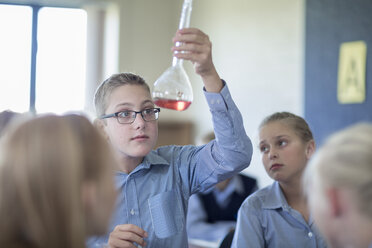 Schülerin im Chemieunterricht mit Blick auf einen Rundkolben - ZEF004974