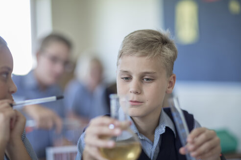 Schülerin im Chemieunterricht mit Blick auf einen Rundkolben - ZEF004976