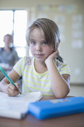 Porträt einer Grundschülerin im Klassenzimmer - ZEF004982