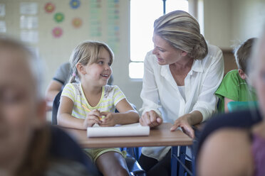 Lächelnde Lehrerin und Schülerin im Klassenzimmer - ZEF004987