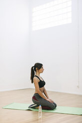Junge Frau übt Yoga - EBSF000412