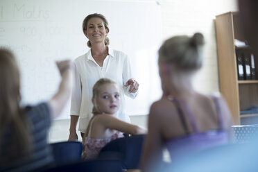 Lehrer im Klassenzimmer, der am Whiteboard spricht - ZEF004999