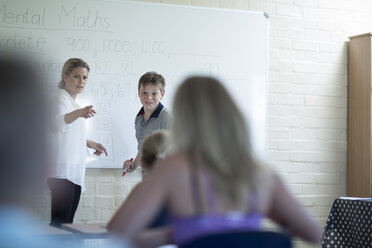 Lehrer im Klassenzimmer mit Schüler am Whiteboard - ZEF005001