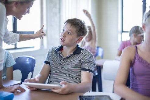 Lehrer im Klassenzimmer schimpft mit einem Schuljungen - ZEF005004