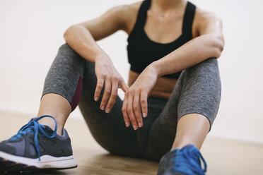 Frau, die sich nach dem Fitnesstraining ausruht - EBSF000426