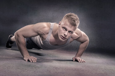 Young man doing push-ups - VTF000392