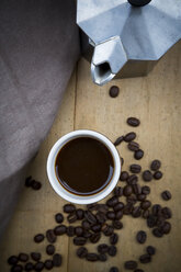 Tasse schwarzer Kaffee, Tuch, Espressokanne und Kaffeebohnen - LVF002684