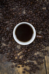 Tasse schwarzer Kaffee und Kaffeebohnen - LVF002698