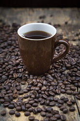 Tasse schwarzer Kaffee und Kaffeebohnen - LVF002699