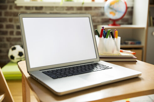 Laptop auf Holztisch im Kinderzimmer - MFF001406