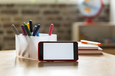 Smartphone auf Holztisch im Kinderzimmer - MFF001407