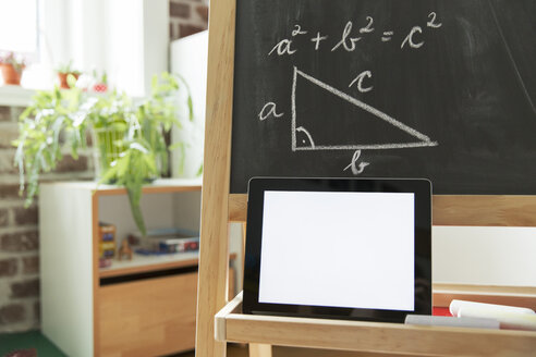 Tablet-Computer an die Tafel im Kinderzimmer gelehnt - MFF001413