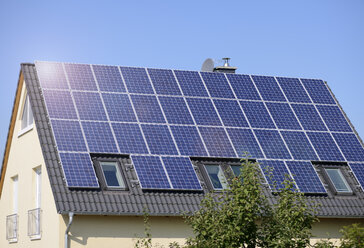 Deutschland, Sonnenkollektoren auf dem Dach eines Einfamilienhauses - GUFF000080