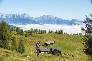 Österreich, Altenmarkt-Zauchensee, junge Frau beim Wandern in alpiner Landschaft - HHF005074
