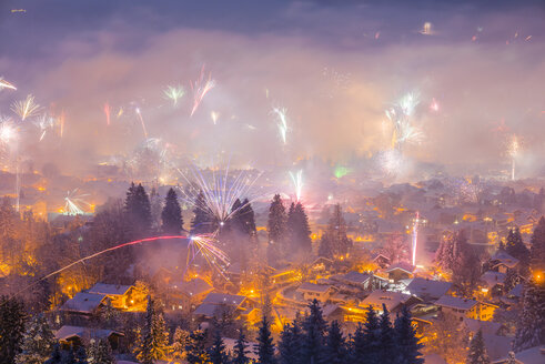 Deutschland, Bayern, Oberstdorf, Feuerwerk zu Silvester - WGF000586