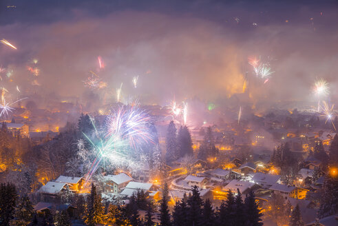 Deutschland, Bayern, Oberstdorf, Feuerwerk zu Silvester - WGF000587