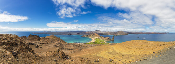 Ecuador, Galapagos-Inseln, Bartolome, Pinnacle Rock mit Blick auf Santiago - FOF007571