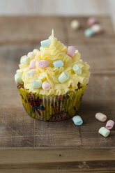 Cupcake mit Marshmallows auf Holz - MYF000860